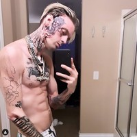 Baru-baru ini, Aaron menjadi sorotan. Dikutip dari Aceshowbiz, Aaron Carter kini terjun ke industri porno. Ia disebut menampilkan adegan seksual di sebuah situs kamera dewasa bernama CamSoda. Aaron Carter bahkan mengungkap hal tersebut melalui postingan di akun Instagram-nya. Ia mengundang para fans untuk menyaksikan aksi perdananya di situs tersebut. Ini adalah kali pertama aku melakukannya! Tonton langsung di CamSoda, tulis Aaron Carter yang melakukan live pertamanya pada Jumat (4/9) lalu. Aaron Carter rupanya mengikuti langkah sang tunangan, Melanie Martin. Ia sudah tampil di situs tersebut sejak awal tahun 2020. (Foto: Dok. Instagram/aaroncarter)