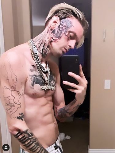 Aaron Carter pamer tato Rihanna di wajahnya.