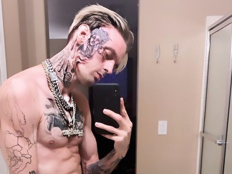 Aaron Carter memamerkan tato Rihanna di wajahnya. Foto: Dok. Instagram/aaroncarter Aaron Carter memamerkan tato Rihanna di wajahnya. Foto: Dok. Instagram/aaroncarter