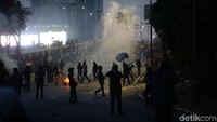 Sekelompok massa merusuh di seberang DPR.