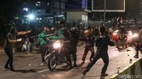 Konvoi Brimob dihadang beberapa massa aksi.