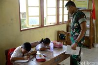Serda Satriyo mengajar di SD Negeri Miangas (Ridho/detikcom)