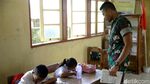 Antusias Anak-anak SD Miangas Belajar Bareng TNI