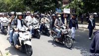Tak hanya mahasiswa, nampak pula sejumlah pelajar yang ikut berkumpul di Bundaran UGM untuk turut serta dalam aksi #GejayanMemanggil2.