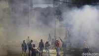 Asap dan gas air mata membuat massa aksi membubarkan diri.