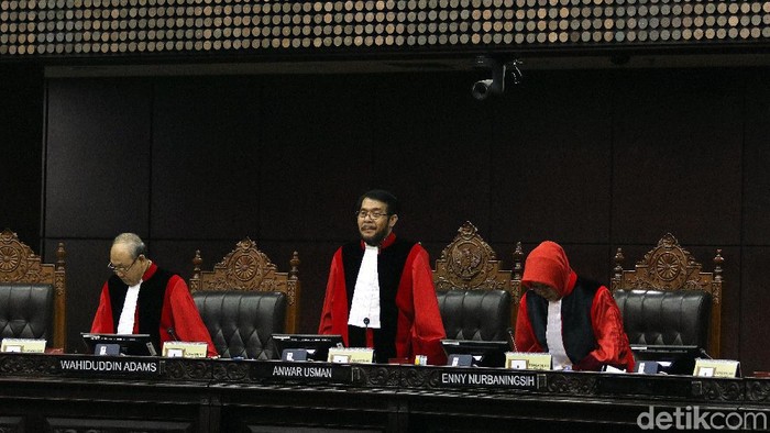 MK menggelar sidang perdana uji materi Undang-Undang Nomor 30 Tahun 2002, tentang Komisi Pemberantasan Korupsi (UU KPK), Senin (30/9). Seluruh pemohon hadir.