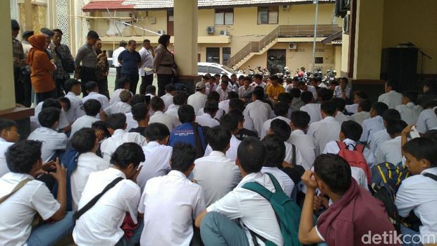 Pelajar yang dicegah demo ke Jakarta dibawa polisi ke Mapolres Bogor Kota, Senin (30/9/2019)