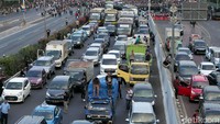 Arus lalu lintas di Jalan Gatot Subroto mengarah ke Slipi terlihat padat merayap. Kendaraan yang melintasi simpang Semanggi dialihkan ke bawah ke Jalan Sudirman.