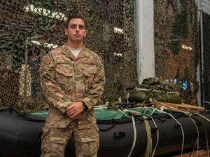 Langganan Aksi Heroik, Tentara Ini Selamatkan Bayi di Pesawat