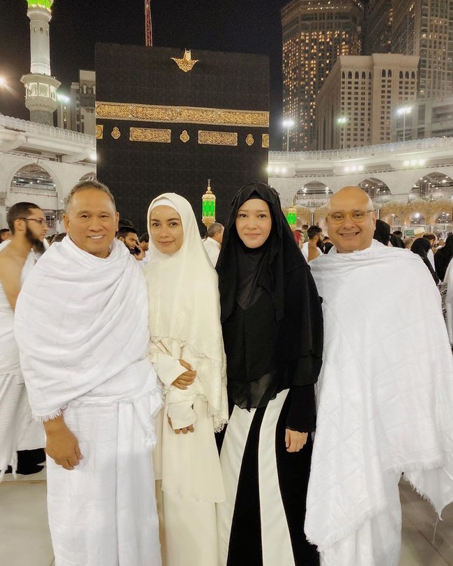 Maia dan Irwan Mussry  beribadah umrah bersama pasangan Indra Usmansyah Bakrie dan Gaby Bakrie. Mereka berempat pun berfoto bersama saat berada di depan Ka’bah. Foto: instagram @maiaestiantyreal