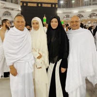 Maia dan Irwan Mussry  beribadah umrah bersama pasangan Indra Usmansyah Bakrie dan Gaby Bakrie. Mereka berempat pun berfoto bersama saat berada di depan Ka’bah. Foto: instagram @maiaestiantyreal