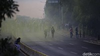 Polisi mengeluarkan gas air mata untuk menghalau massa.
