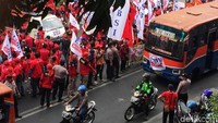 Demo ini membuat arus lalu lintas di depan kantor Kemenkeu tersendat.