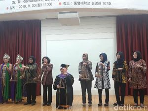 Usai Dapat Gelar Doktor, Risma Main Angklung Lagu Rek Ayo Rek