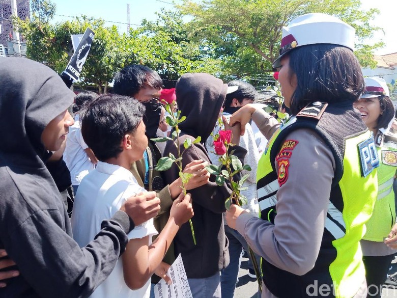 Diberi Bunga, Pelajar SMA Massa Aksi #BaliTidakDiam Cium Tangan Polwan
