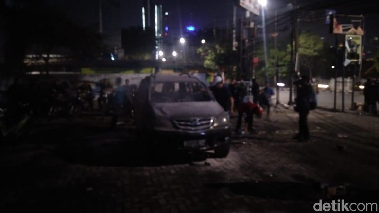 14 Pelaku Pembakaran Mobil di Parkiran Polsek Tanah Abang Ditangkap 14 Pelaku Pembakaran Mobil di Parkiran Polsek Tanah Abang Ditangkap