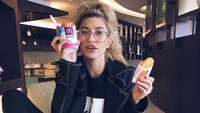 Hailey yang berprofesi sebagai model, ternyata juga gemar menyantap hidangan fast food dari McDonalds lho.  Foto: Istimewa