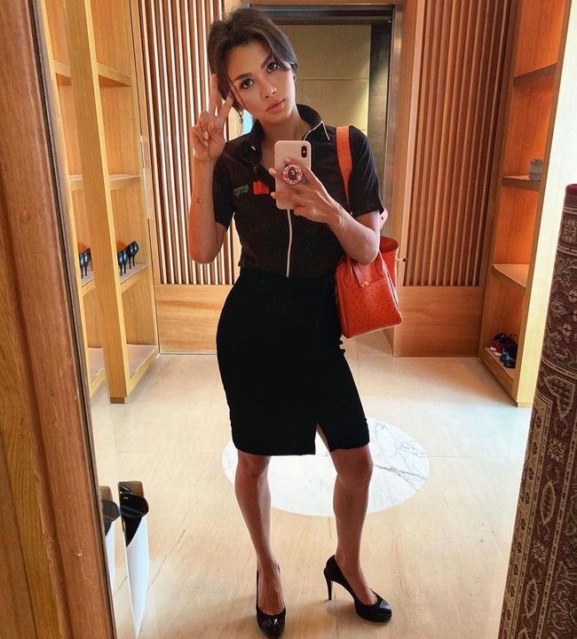 Biasa terlihat glamour, kini Dinda mulai sering tampil rapi dengan dress yang tampak lebih profesional bahkan seragam kantor. Namun ia tetap tampak stylish ketika memadukannya dengan tas dan high heels seperti ini. Foto: Instagram @adindabakrie