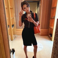 Biasa terlihat glamour, kini Dinda mulai sering tampil rapi dengan dress yang tampak lebih profesional bahkan seragam kantor. Namun ia tetap tampak stylish ketika memadukannya dengan tas dan high heels seperti ini. Foto: Instagram @adindabakrie