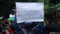 Belum diketahui kapan massa yang berkumpul di depan Gedung Prof Dr H M Amin Abdullah ini bergerak ke Simpang Tiga Colombo. Di tempat itu, mereka direncanakan menggelar aksi demonstrasi yang kedua kalinya setelah aksi tanggal 23 September kemarin.