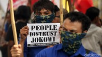Massa FPR sempat protes tidak dapat menyampaikan aspirasi di depan Istana Negara.