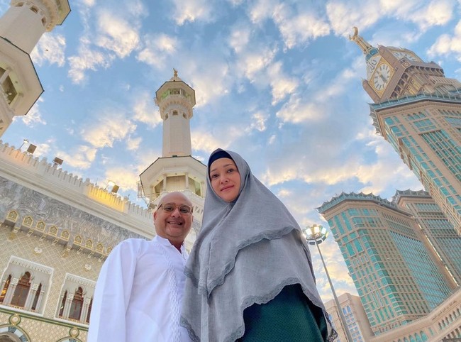 Berpose di depan Zamzam Tower yang ikonik, Maia kembali tampil dengan gaya hijab syari. Tampil tanpa makeup, Maia tetap terlihat cantik dalam balutan hijab berwarna abu-abu. Foto: instagram @maiaestiantyreal