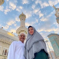 Berpose di depan Zamzam Tower yang ikonik, Maia kembali tampil dengan gaya hijab syari. Tampil tanpa makeup, Maia tetap terlihat cantik dalam balutan hijab berwarna abu-abu. Foto: instagram @maiaestiantyreal