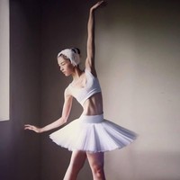 Tak hanya pintar bermain piano dan akting, Cathryn juga jago menari ballet. Ia diketahui sudah menyukai tarian ini saat masih kecil dan masih terus latihan hingga sekarang. Foto: Facebook/Cathryn Lee