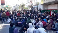 Terdengar pula salah seorang orator mengajak massa aksi untuk menyanyikan lagu Darah Juang dari atas panggung yang berada di Pertigaan Colombo.