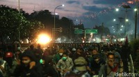 Gas air mata terus ditembakkan untuk membubarkan massa aksi.