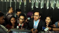 Kuasa Pemohon, Mahasiswa FHUI, Zico Leonard Djagardo Simanjuntak menjelaskan seluruh pemohon ini akan hadir di MK.