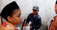 Kisah Haru Bocah Penjual Basreng Keliling Demi Sekolahkan Adiknya