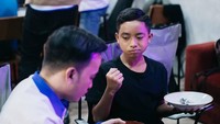 Yess tambah lagi ayahh makan nya,kakak selalu semangat ada ayah ,😁, kata Betrand di Instagramnya. Kompak banget ya ayah dan anak ini! Foto: Instagram