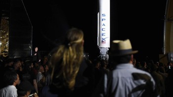 Elon punya target ambisius di mana penerbangan pertama roket itu ke orbit akan berlangsung 6 bulan lagi. Kemudian akan dilanjutkan dengan misi berawak manusia ke antariksa. Foto: Reuters