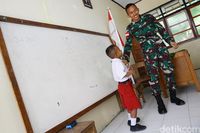 Peran TNI Dalam Mengajar Anak-anak di Perbatasan Indonesia