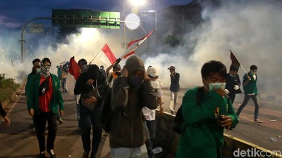 Diberondong Gas Air Mata, Pendemo Kocar-kacir
