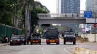 Selain mengerahkan ribuan personel kepolisian, kendaraan taktis polisi pun berjaga di area sekitar gedung DPR.