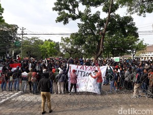 Demonstran Kembali Beraksi di DPRD Solo, Usung #SoloBergerak