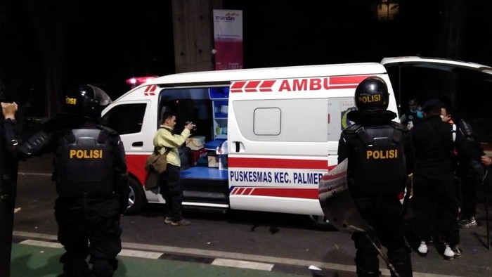 Foto: Ambulans DKI bantu polisi yang terluka saat ricuh di sekitar Senayan (Ahmad Bil Wahid/detikcom) Foto: Ambulans DKI bantu polisi yang terluka saat ricuh di sekitar Senayan (Ahmad Bil Wahid/detikcom)