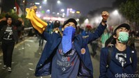 Massa mahasiswa terus menyuarakan aspirasi.