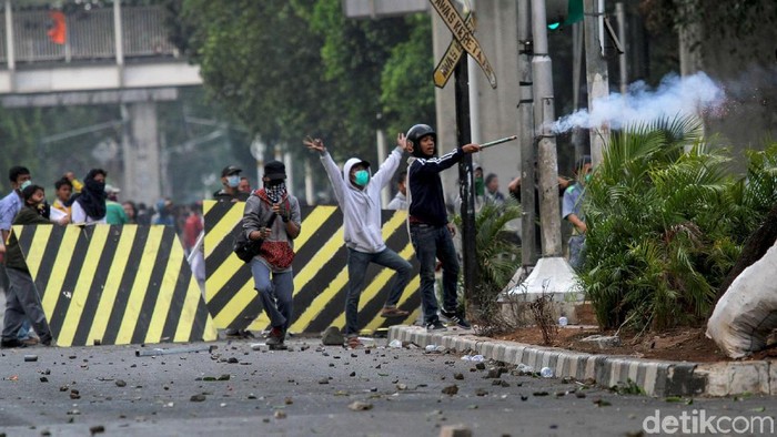 Aksi yang terjadi di belakang gedung DPR kembali ricuh. Bentrokan terjadi antara massa yang kenakan seragam pelajar dengan polisi.