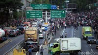 Aksi unjuk rasa kembali berlangsung di kawasan gedung DPR, Jakarta. Massa yang terdiri dari mahasiswa, pelajar, dan masyarakat tersebut kembali turun ke jalan untuk menyuarakan aspirasi mereka. Ada sejumlah tuntutan yang mereka suarakan diantaranya terkait dengan penolakan terhadap UU KPK yang telah disahkan, dan RUU kontroversial yang dinilai bermasalah dan terburu-buru.