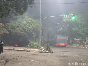 Massa di Jl Tentara Pelajar Lempar Molotov, Polisi Tembakkan Gas Air Mata