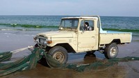 Sedikit cerita, awalnya Toyota Jeep BJ dibuat memakai racikan sasis truk kecil SB-type rilisan tahun 1947. Tapi dengan sedikit modifikasi sasis dan di bagian suspensi, mobil ini cocok untuk kendaraan penumpang. Selepas seri Jeep BJ, Toyota mengubah namanya jadi Land Cruiser. Dan pada 1955, Land Cruiser tipe 20 series memulai ekspor perdananya. Pool/Toyota.