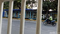 Arus lalu lintas di depan halte juga sepi.