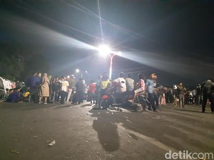 Massa Masih Bertahan, Jalanan di Depan DPRD Sulsel Cuma Dibuka 1 Lajur