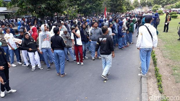 Massa pelajar berkumpul di bundaran UGM. 