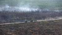 Sejumlah kendaraan nampak melintas di area yang kanan dan kirinya telah hangus akibat karhutla di Kalimantan Selatan.