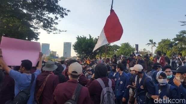 Bubarkan Massa di Jl Gatot Subroto, Polisi Tembakkan Gas Air Mata
