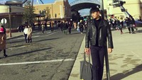 Dalam captionnya, Jong Woo menuliskan kata Universal dalam bahasa Korea. Apakah dia berada di Universal Studio Hollywood? (Foto: tim_jongwoo/Instagram)